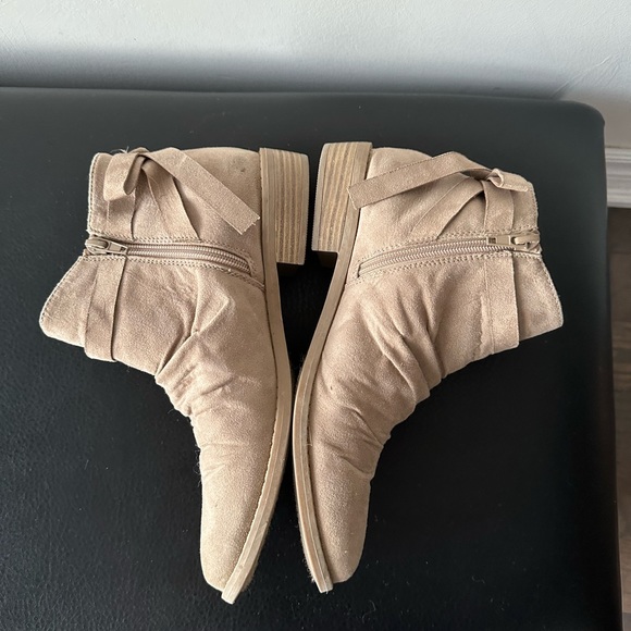 Suede tan/beige booties size 8.5 - Picture 3 of 5